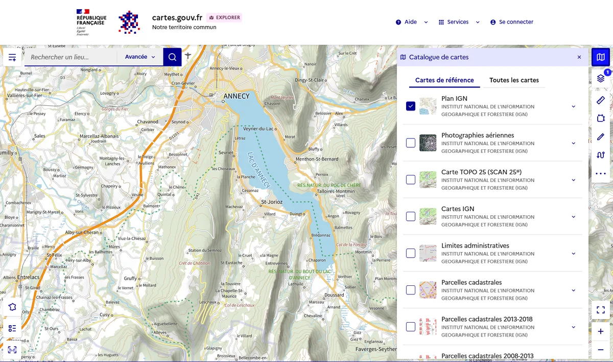 Le catalogue de cartes de cartes.gouv.fr ouvert sur le lac d’Annecy, avec le Plan IGN coché