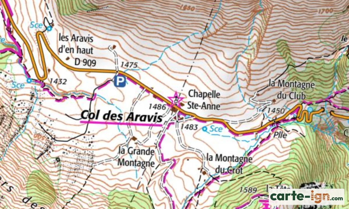 Le col des Aravis sur la carte IGN : la D 909 en orange, pistes, chemins, sentiers et chapelle Sainte-Anne