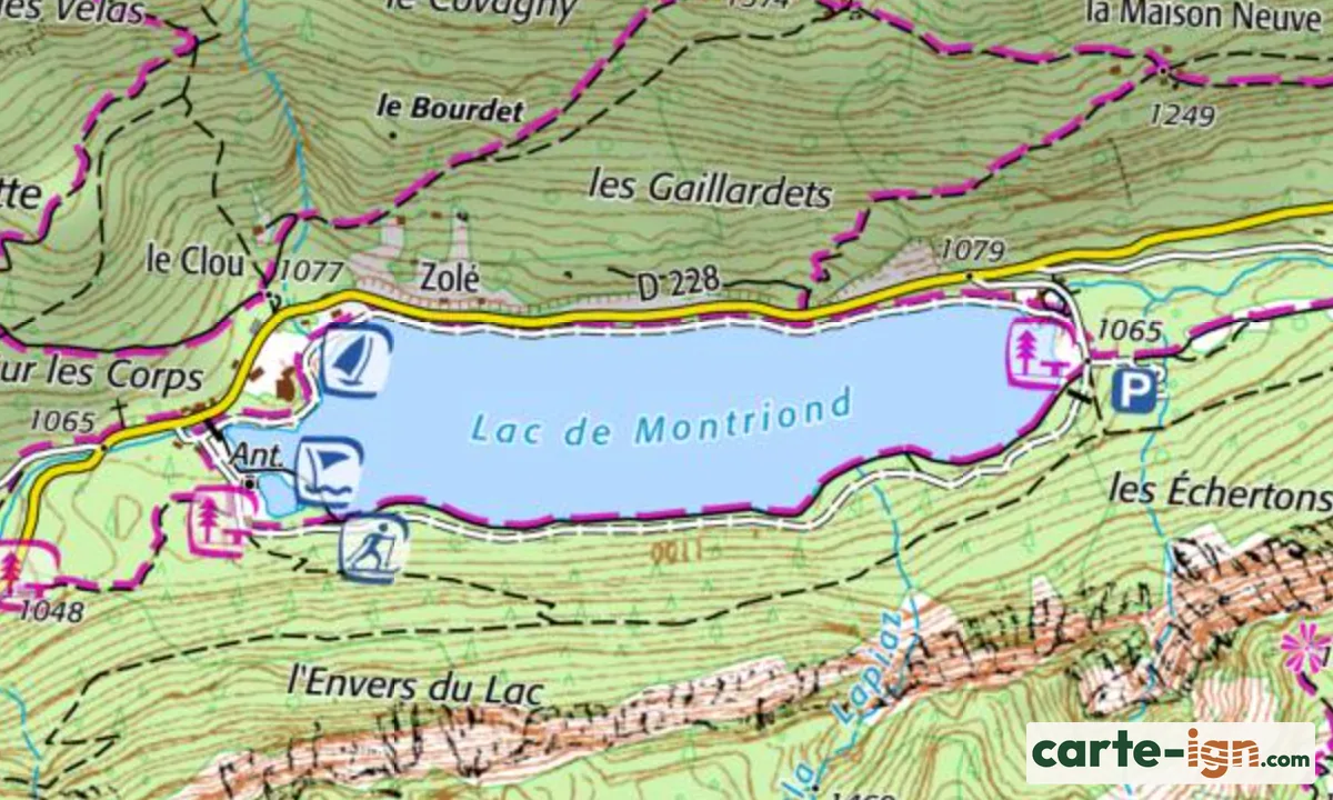 Le lac de Montriond sur la carte IGN au 1:25 000, avec les pictogrammes bleus des loisirs nautiques et du ski de fond