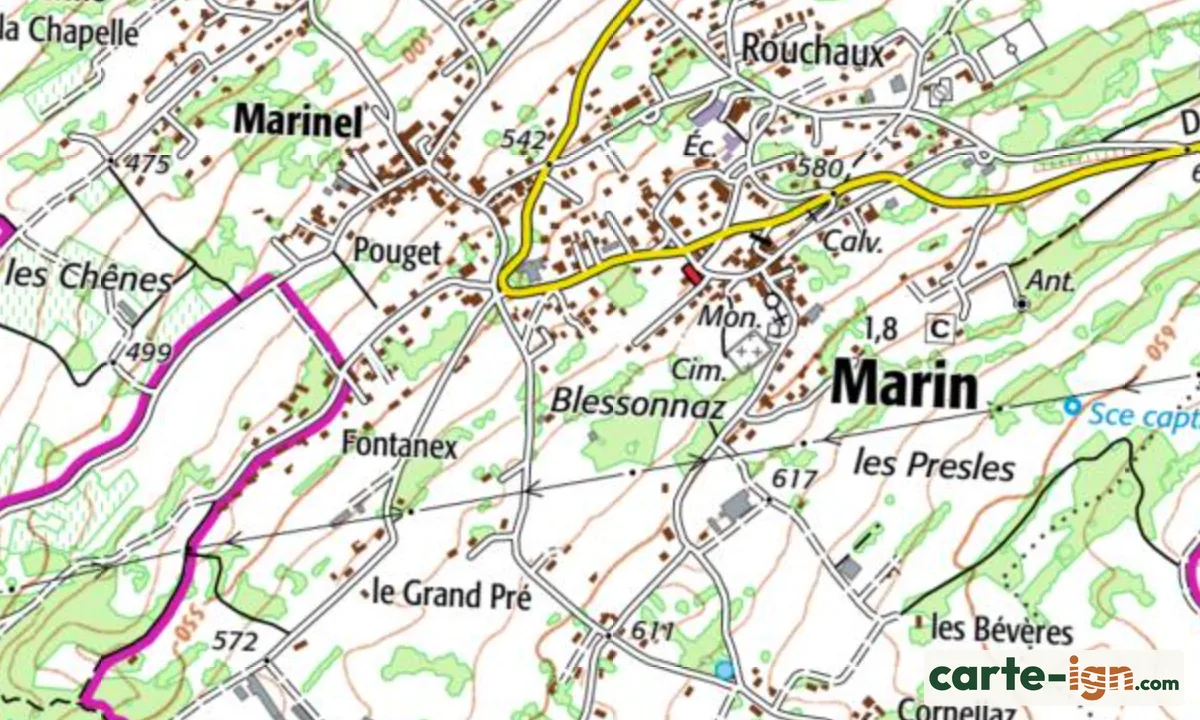 Le village de Marin sur la carte IGN : mairie en rouge, cimetière, calvaire, terrain de sport et ligne électrique